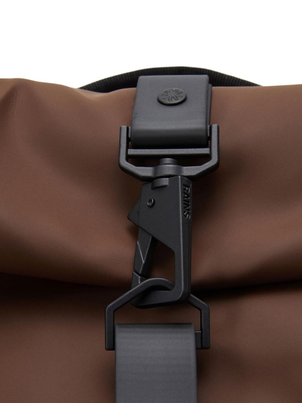 Zaino Rains Unisex Rolltop Rucksack Cioccolato Rains  Angolo dello Sport