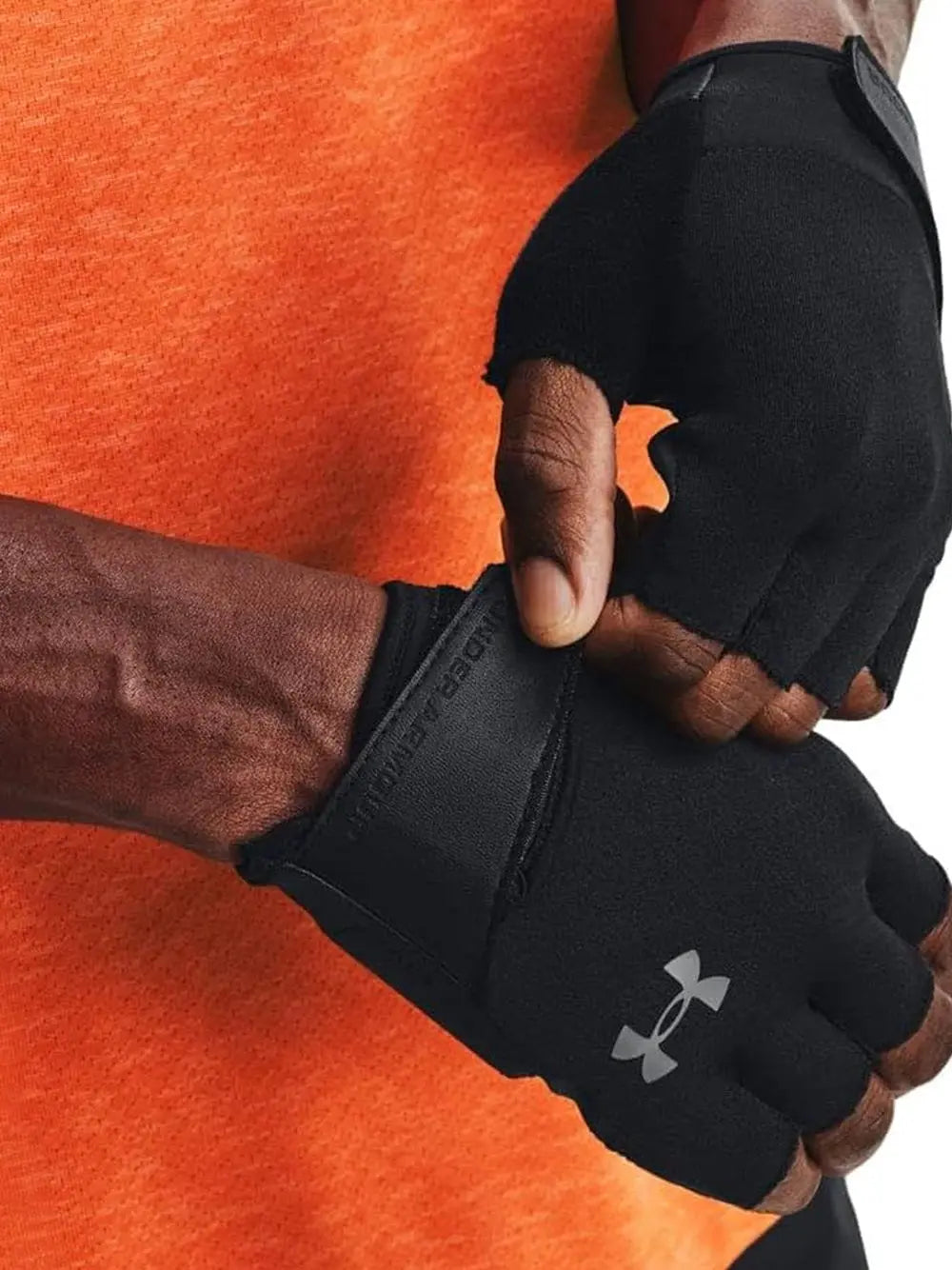 Guanti Sportivi Under Armour Uomo Nero Under Armour Angolo dello Sport