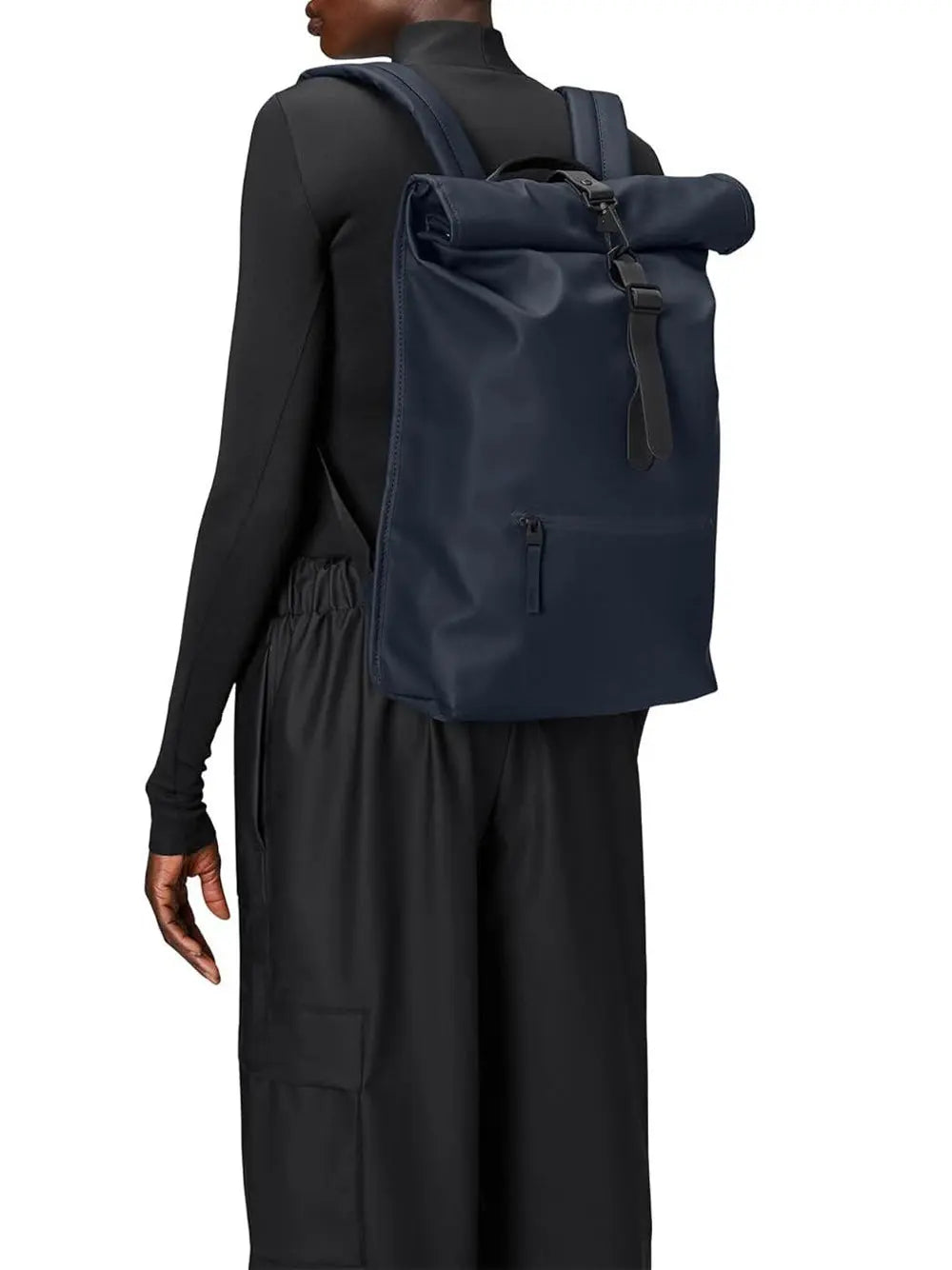 Zaino Rains Unisex Rolltop Rucksack Navy Rains Angolo dello Sport