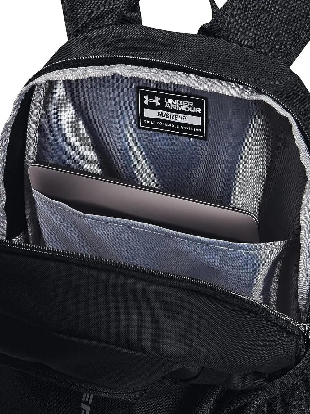 Zaino Sportivo Under Armour Unisex Ua Hustle Lite Nero Under Armour Angolo dello Sport